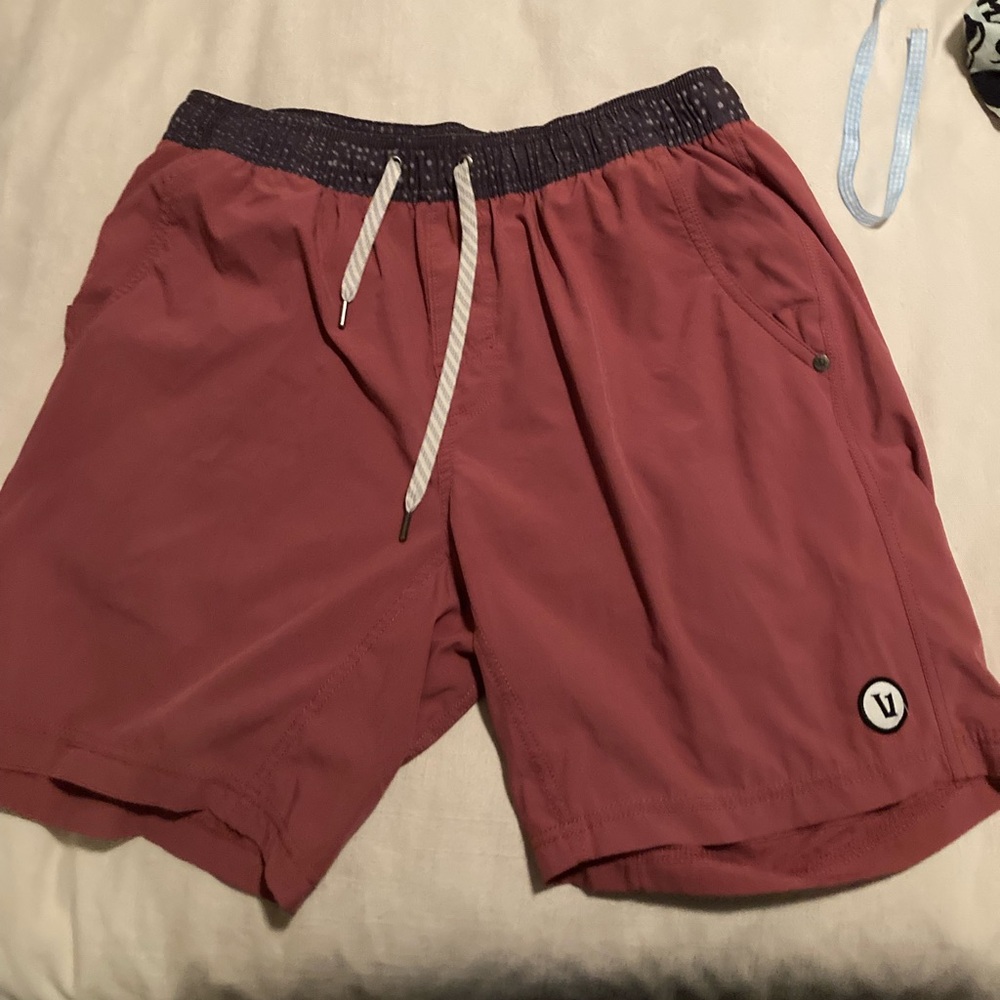 Vuori red shorts - size L